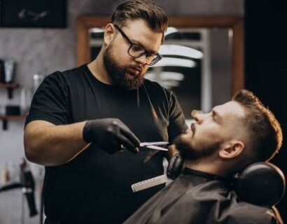 Barbero atendiendo a un cliente en su salón