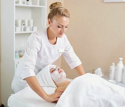 Esteticista realizando un tratamiento facial en cabina