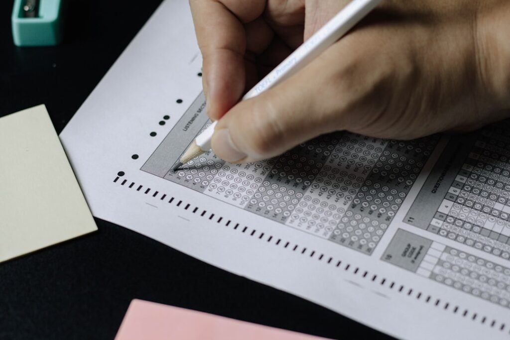 Estudiante resolviendo un banco de preguntas de práctica